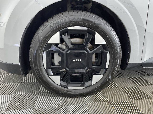 Used 2025 Kia Carnival EX FWD image 18