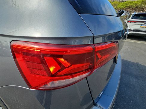 Certified 2022 Volkswagen Taos SE FWD image 33