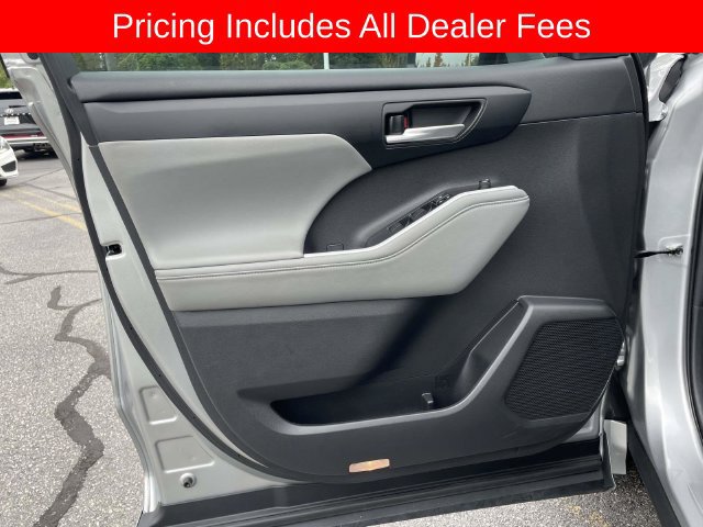 Used 2023 Toyota Highlander XLE FWD image 15