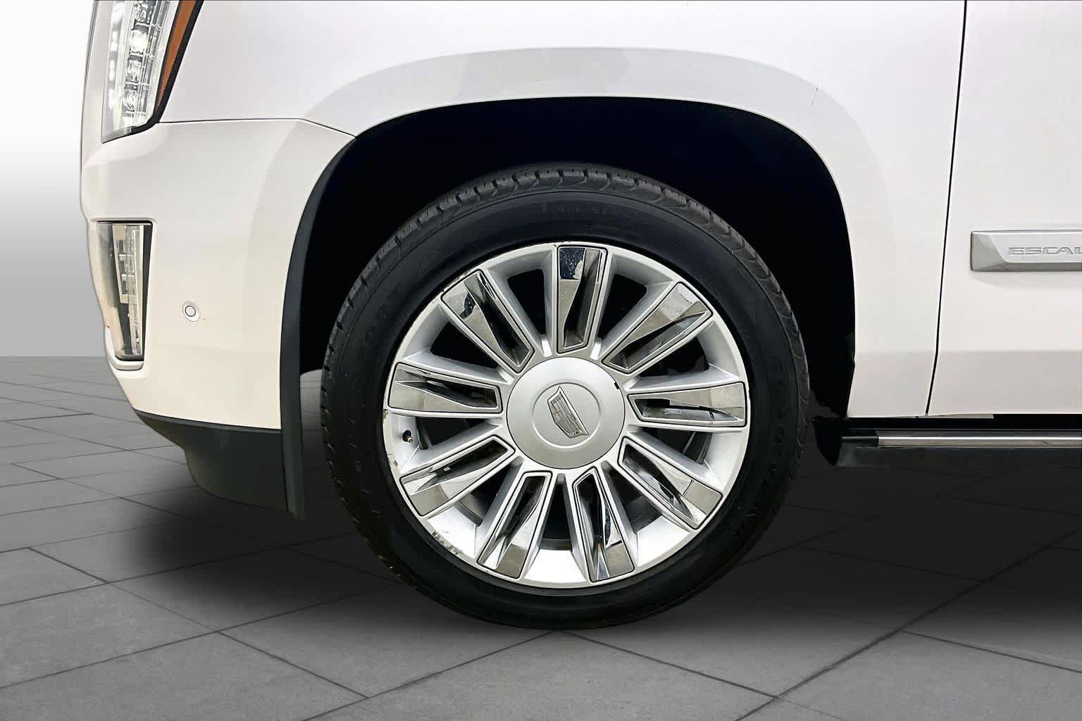 Used 2017 Cadillac Escalade ESV Platinum RWD image 11