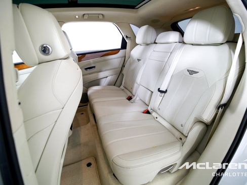 Used 2023 Bentley Bentayga Plug-In Hybrid AWD/4WD image 18
