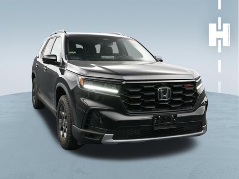 Used 2025 Honda Pilot TrailSport image 1