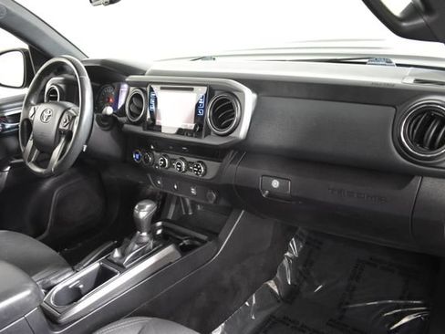 Used 2017 Toyota Tacoma TRD Sport w/ Tow Package (A/T) AWD/4WD image 34