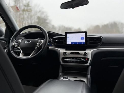 Used 2023 Ford Explorer XLT image 2