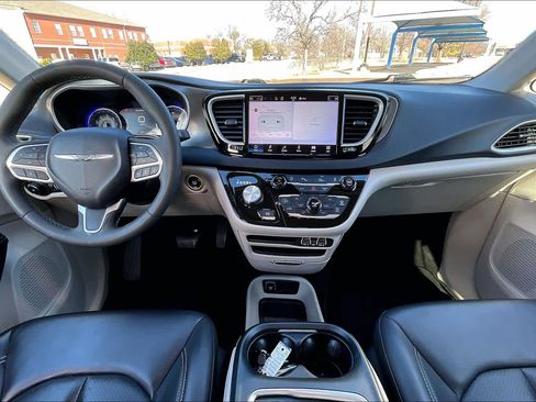 Used 2023 Chrysler Pacifica Touring-L image 15