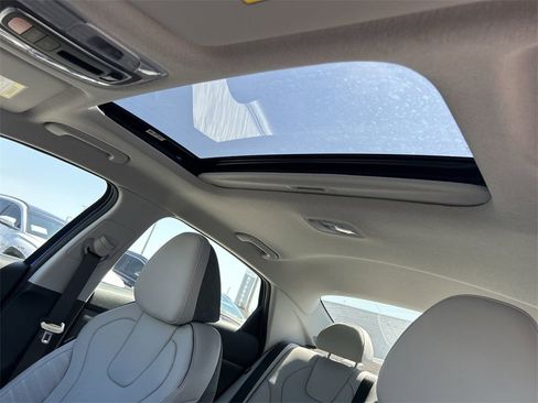 New 2025 Hyundai Elantra Limited image 24