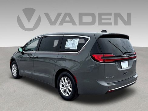 Used 2023 Chrysler Pacifica Touring-L FWD image 27