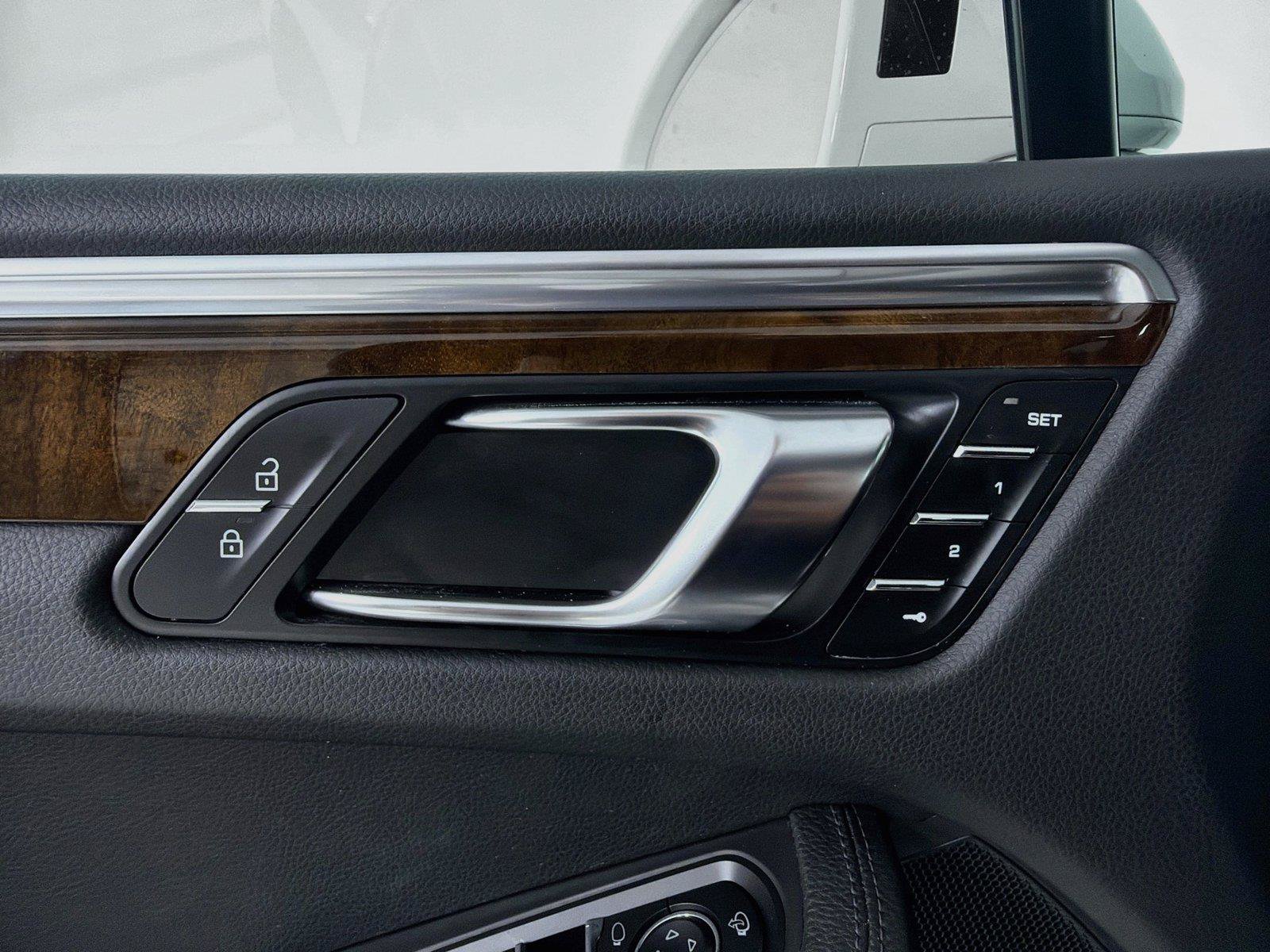 Certified 2022 Porsche Macan AWD/4WD image 7