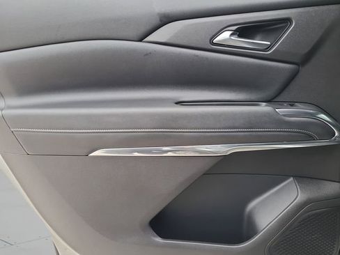 Used 2025 Chevrolet Traverse LT FWD image 16