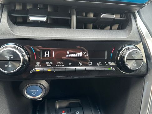 Used 2021 Toyota Venza LE image 11