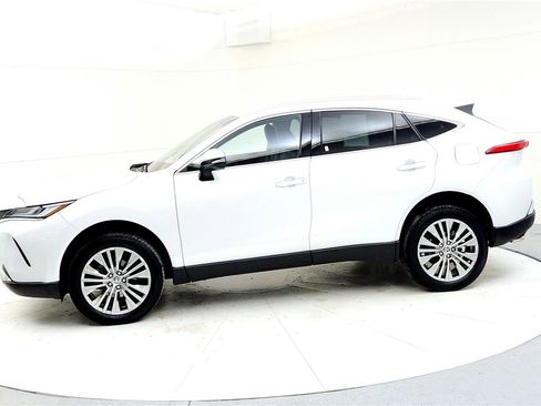 Certified 2024 Toyota Venza XLE image 3