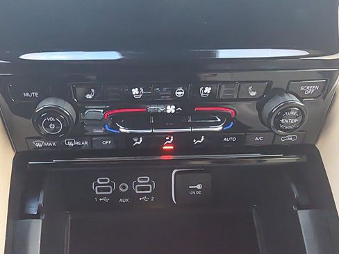 Used 2024 Jeep Grand Cherokee Limited w/ Luxury Tech Group II image 30