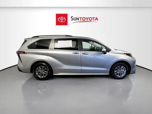 Used 2024 Toyota Sienna XLE FWD image 2
