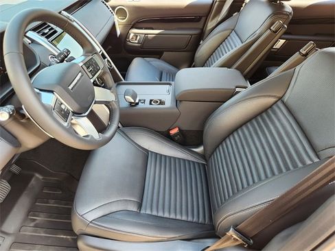 New 2025 Land Rover Discovery S image 9