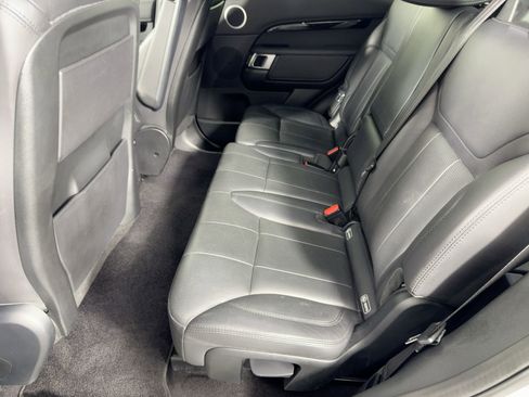 Used 2019 Land Rover Discovery SE image 15