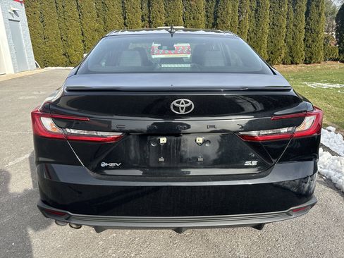 Used 2025 Toyota Camry SE image 4