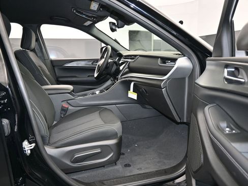 Used 2024 Jeep Grand Cherokee Laredo w/ Trailer Tow Package image 33