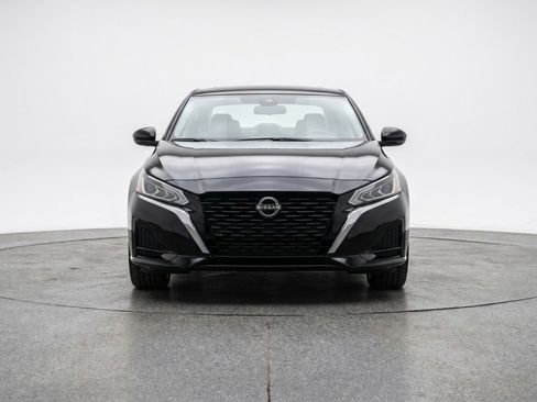 Used 2025 Nissan Altima 2.5 SV FWD image 2