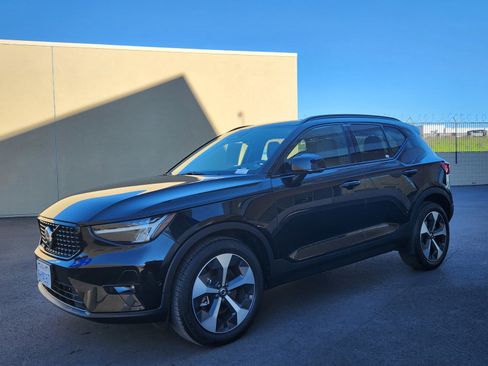Used 2023 Volvo XC40 B4 Ultimate image 27