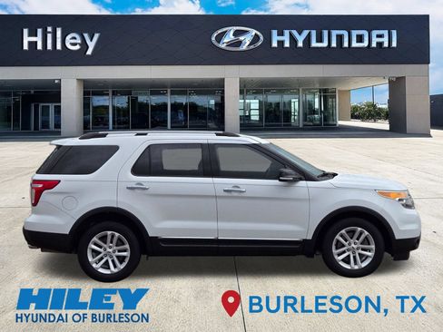 Used 2015 Ford Explorer XLT FWD image 3