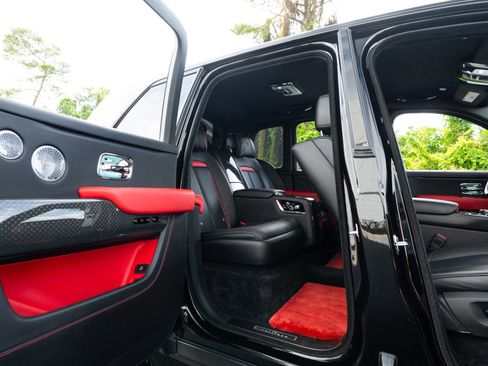 Used 2022 Rolls-Royce Cullinan Black Badge w/ Dark Exterior Package AWD/4WD image 79