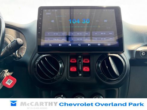 Used 2018 Jeep Wrangler Unlimited Rubicon w/ Dual Top Group AWD/4WD image 14
