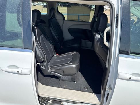 Used 2024 Chrysler Pacifica Touring-L FWD image 12