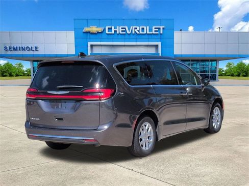 Used 2023 Chrysler Pacifica Touring-L image 4