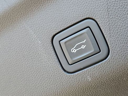 Certified 2024 GMC Yukon SLT w/ SLT Luxury Package image 36