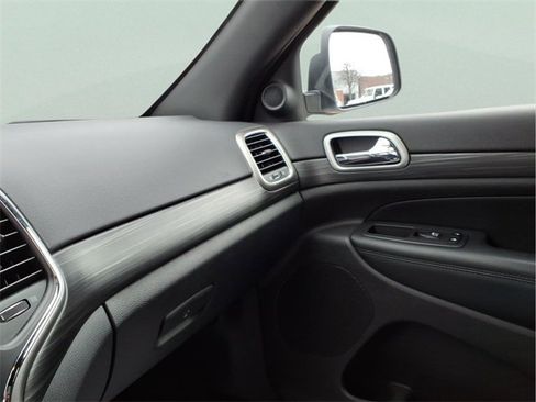 Used 2019 Jeep Grand Cherokee Laredo w/ Security & Convenience Group image 19