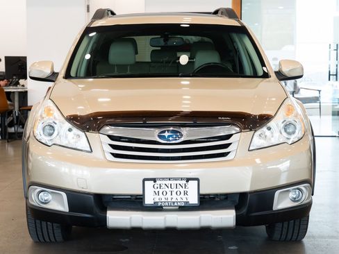 Used 2010 Subaru Outback 3.6R Limited image 2