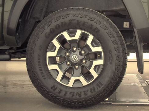 Used 2022 Toyota Tacoma TRD Off-Road image 12