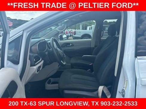 Used 2022 Chrysler Voyager LX FWD image 7