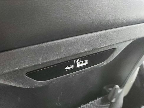 Used 2023 Chrysler Pacifica Touring-L FWD image 15