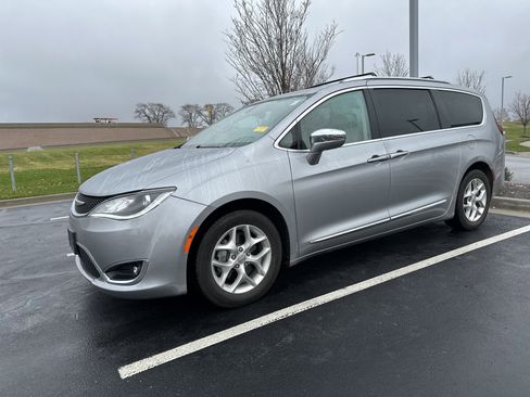 Used 2019 Chrysler Pacifica Limited image 5