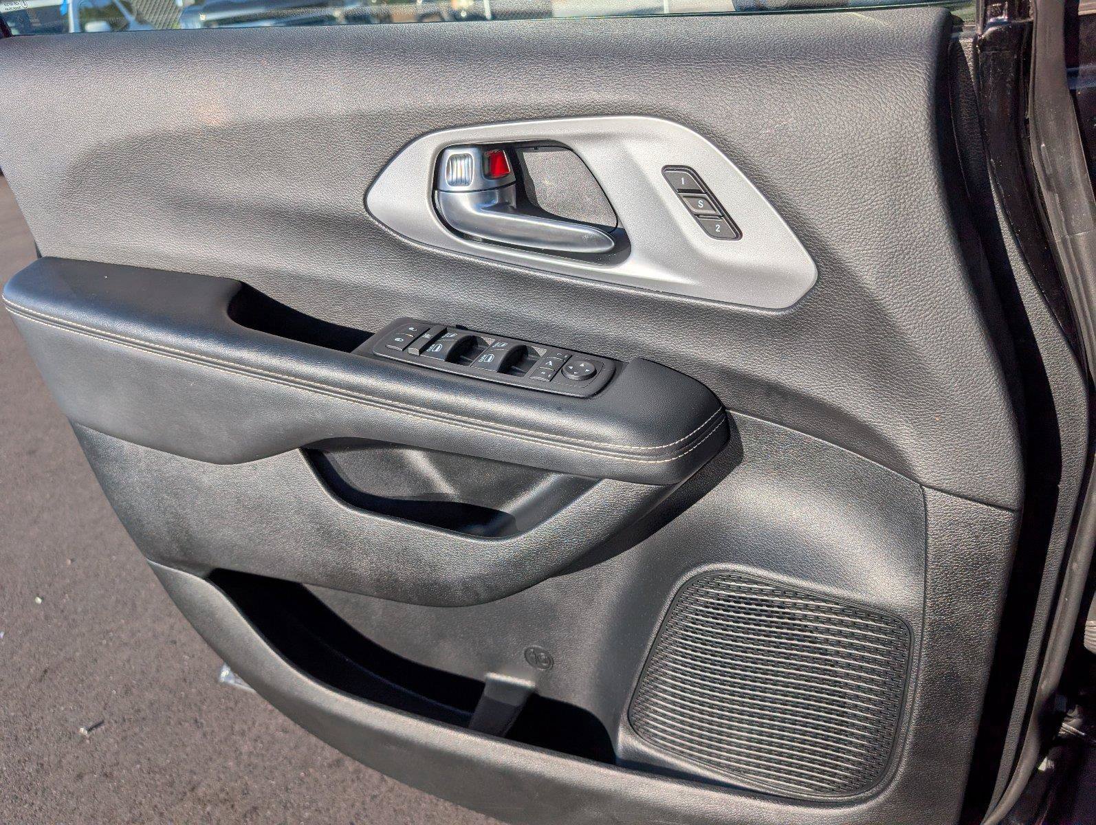 Used 2025 Chrysler Pacifica Limited FWD image 16