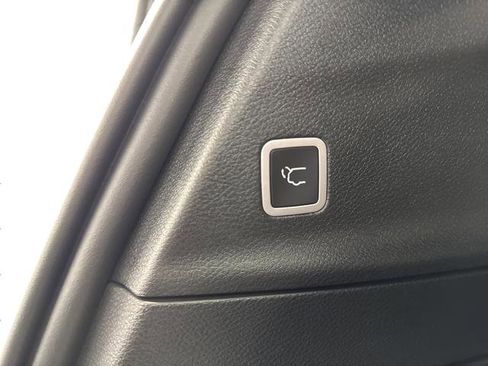 Used 2024 Chrysler Pacifica Select image 15