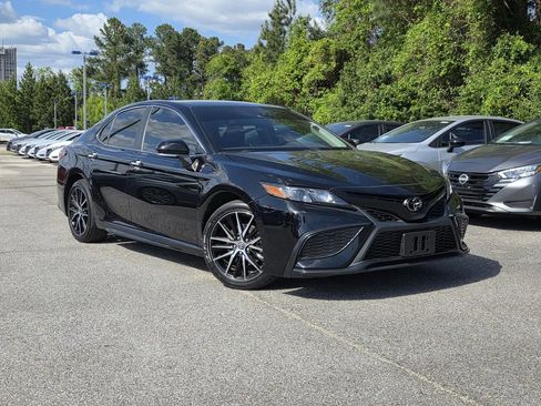Used 2024 Toyota Camry SE image 2