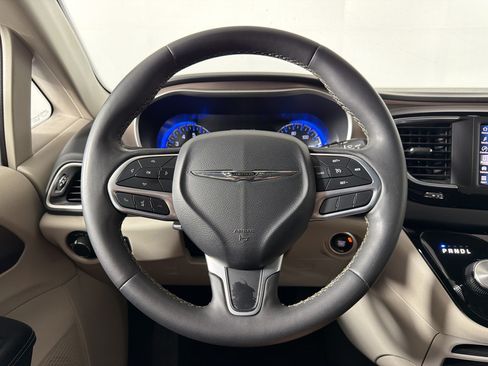 Used 2023 Chrysler Voyager LX FWD image 14