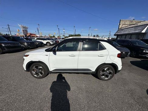 Used 2024 Hyundai Venue Limited FWD image 3