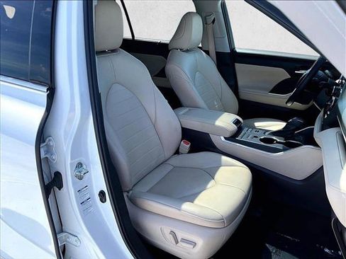 Used 2022 Toyota Highlander XLE AWD/4WD image 9