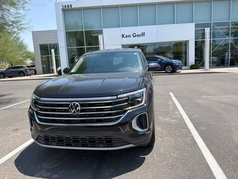 Used 2025 Volkswagen Atlas SE AWD/4WD image 2