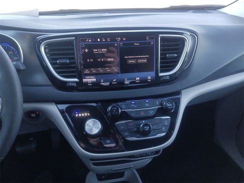 Used 2024 Chrysler Pacifica Touring-L image 12