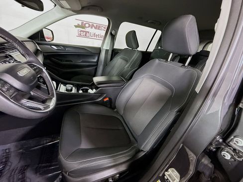 Used 2023 Jeep Grand Cherokee L Laredo image 24