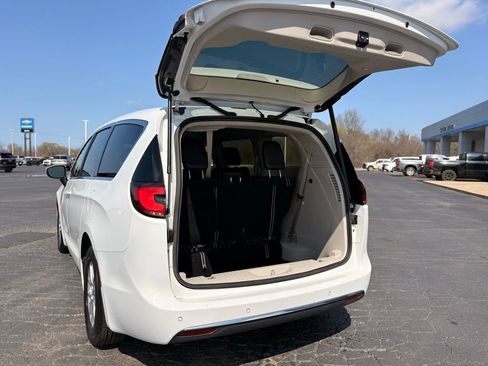 Used 2023 Chrysler Pacifica Touring-L FWD image 10