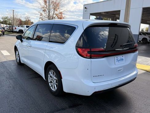 Used 2024 Chrysler Pacifica Touring-L image 6