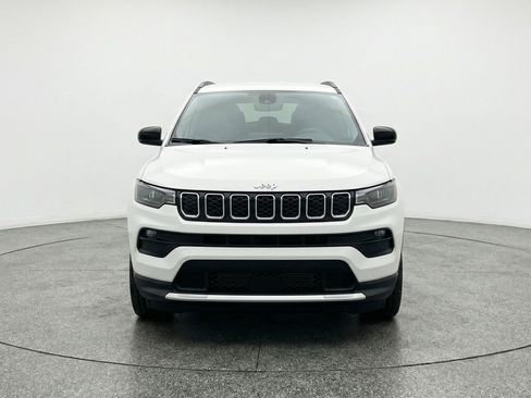 Used 2025 Jeep Compass Latitude AWD/4WD image 2
