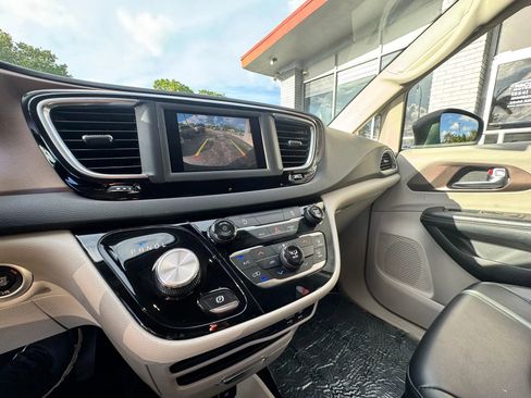 Used 2020 Chrysler Voyager Lxi FWD image 21