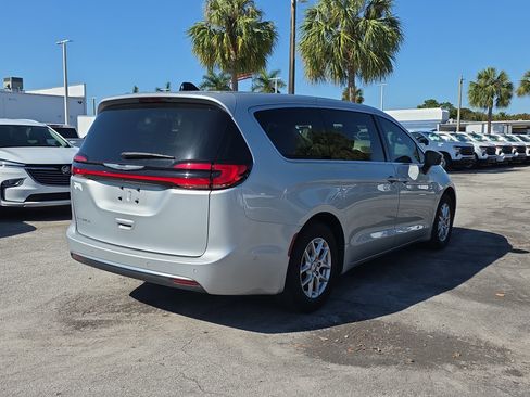 Used 2023 Chrysler Pacifica Touring-L image 3