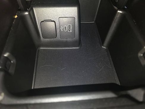Used 2025 Ford Explorer Active AWD/4WD image 25